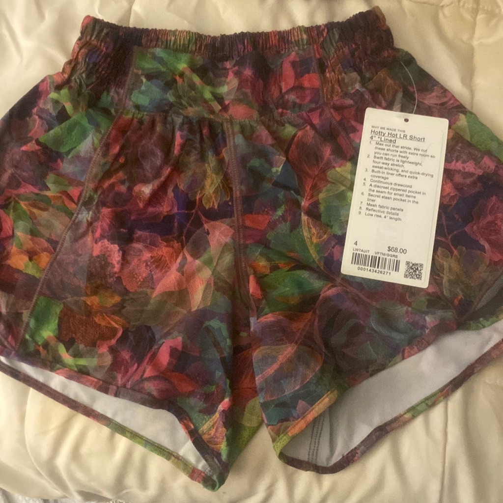 New -Never Worn Lulu Size 4 Hotty Hot Lr Short Size 4